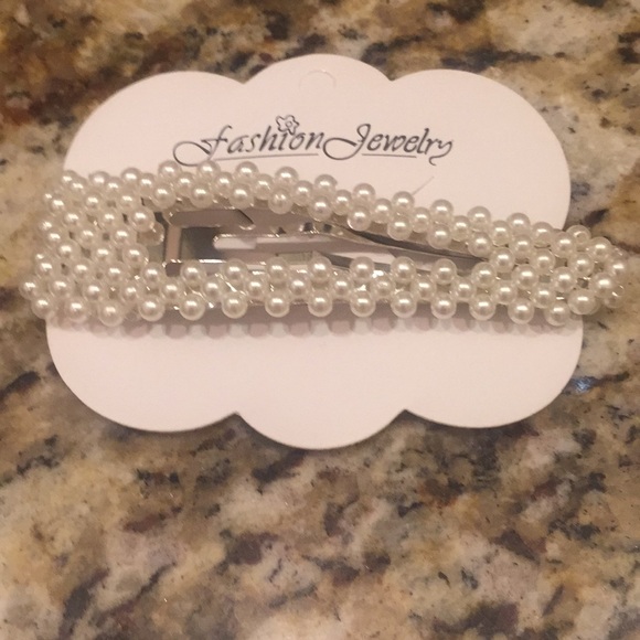S O L D Bundle of TWO- Trendy Pearl Hair Clip🧚♂️NEW. - Picture 5 of 6